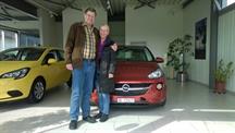 Theresia Schüpbach und Samuel von Ins mit Ihrem Opel ADAM